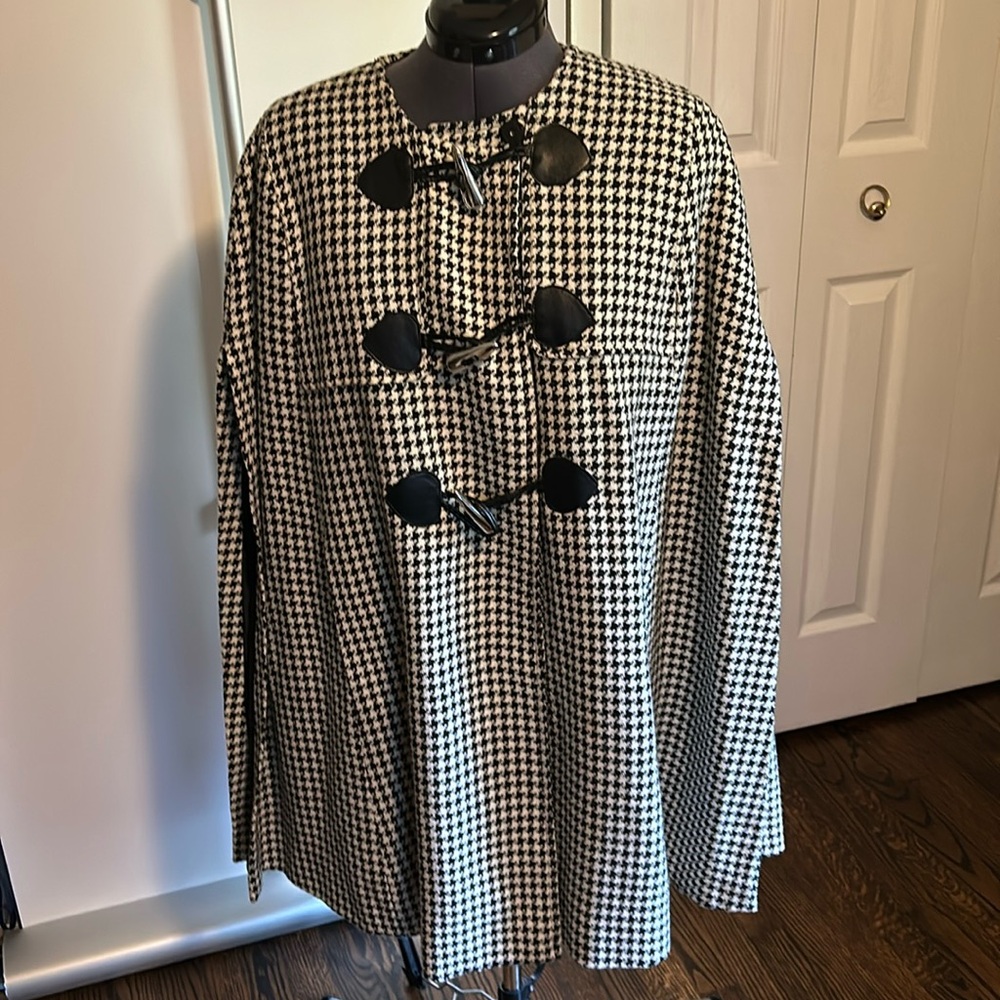 Feminine black-and-white, houndstooth cape by FOCUS 2000 Size L